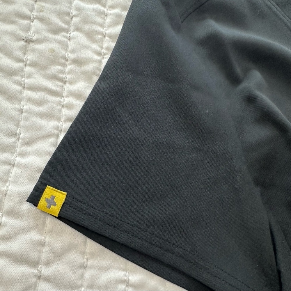 Figs ScrubsTop Women’s XS Stretch Pockets black with Yellow Logo Medical Wear - Picture 14 of 14